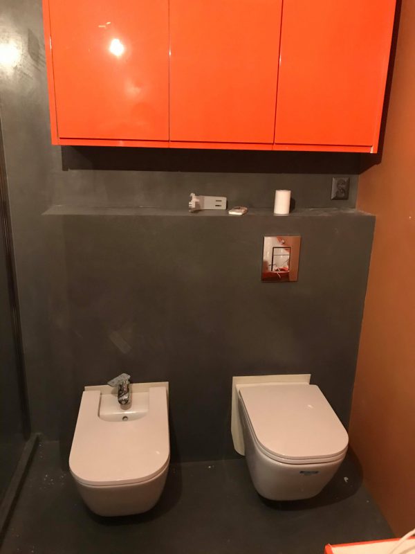 mikrocement w łazience na ścianach-ożarów-łazienka-wc-połysk-piętro-posadzka żywiczna-mikrobeton-beton architektoniczny-pulawy-lublin-radom-warszawa1