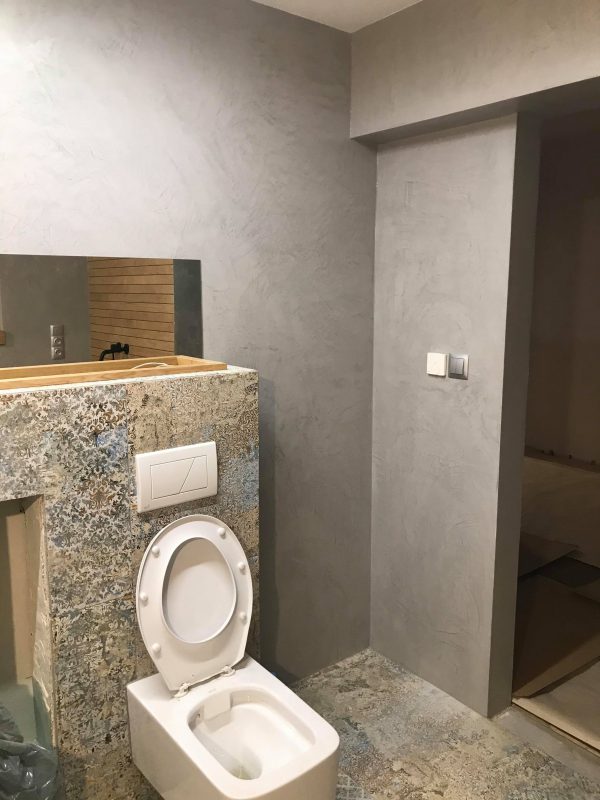 mikrocement w łazience na ścianach-łazienka-wc-połysk-piętro-posadzka żywiczna-mikrobeton-beton architektoniczny-pulawy-lublin-radom-warszawa1